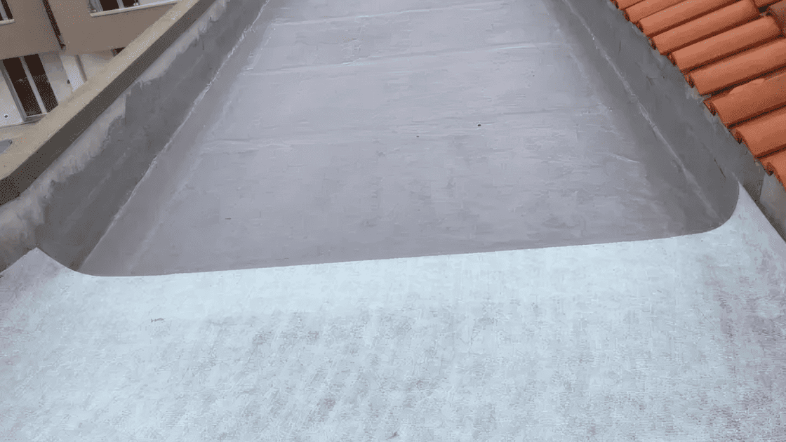 come-rinnovare-la-protezione-di-un-tetto-piano-in-opera-cop Come rinnovare la protezione di un tetto piano - Articolo guida - Winkler Chimica